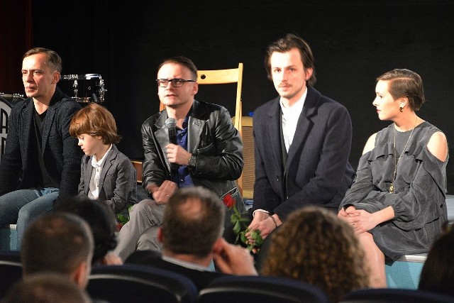 Konrad Łęcki (z mikrofonem) wraz aktorami podczas premiery "Wyklętego" w Kielcach.