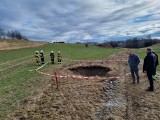 Zapadlisko powstało w powiecie krakowskim. Dziura w ziemi w kolejnej gminie. Sprawa trafiła do służb kryzysowych powiatu i województwa