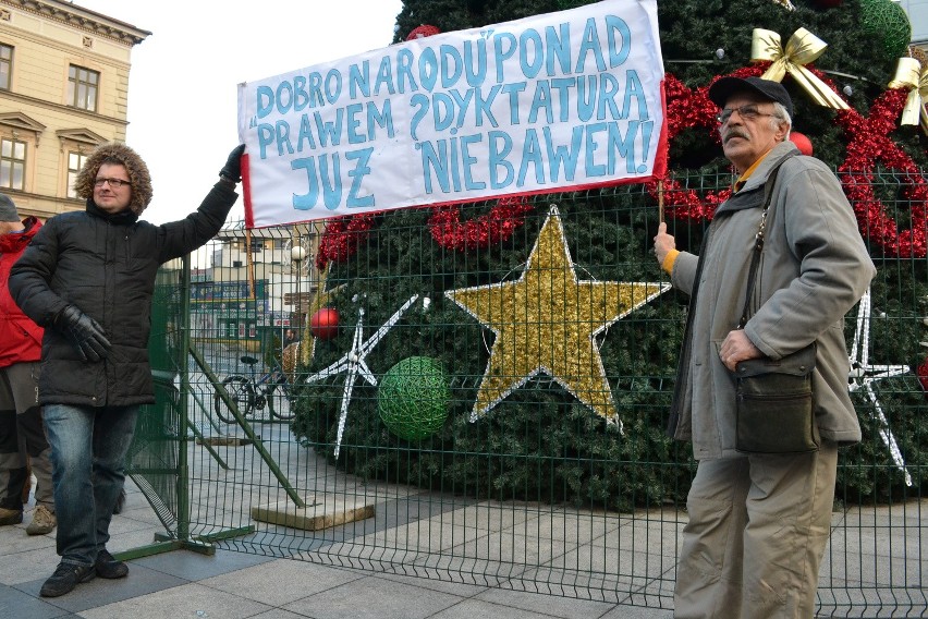 Manifestacja Komitetu Obrony Demokracji w Bielsku-Białej [ZDJĘCIA, WIDEO]