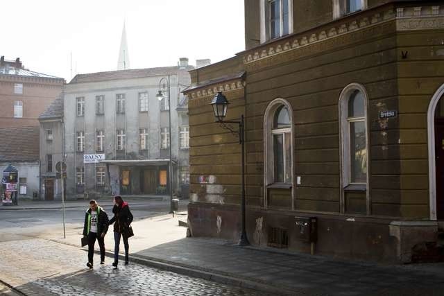 Pusty obecnie budynek przy ul. Grodzkiej (na pierwszym planie) czeka rewitalizacja. Co dalej z Teatrem Kameralnym (na drugim planie zdjęcia), nie wiadomo