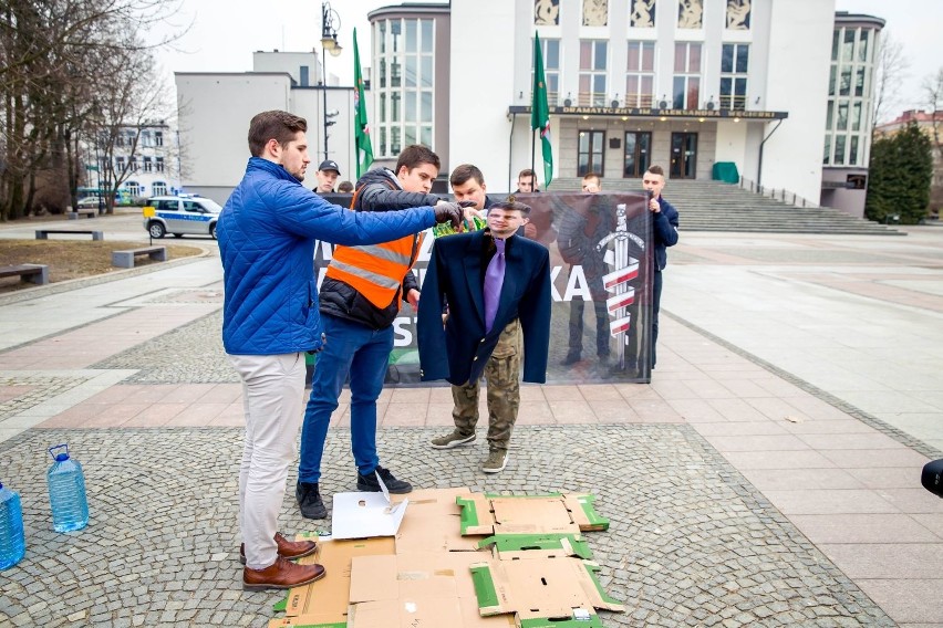 Kukła szybko zajęła się ogniem.