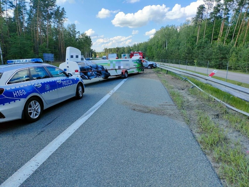 Wypadek w Białobrzegach. Samochód przewożący szybowiec na przyczepie uderzył w bariery