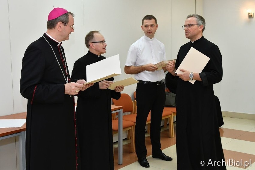 Archidiecezja Białostocka: Nowi wikariusze w parafiach. Abp Tadeusz Wojda wręczył im nominacje (zdjęcia)