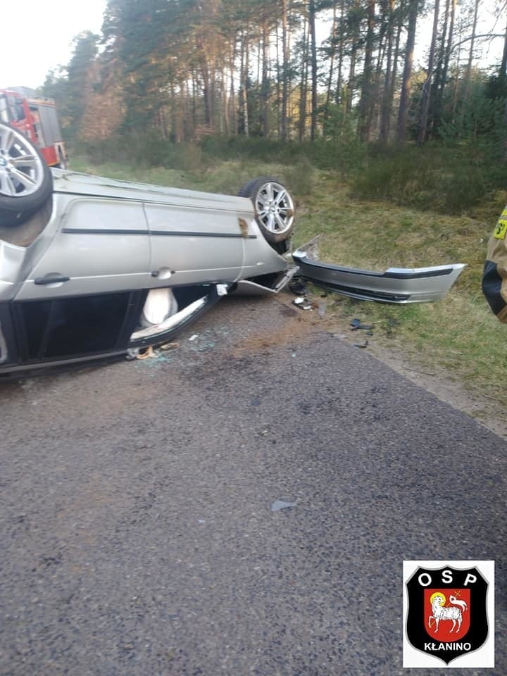 Wypadek za miejscowością Krępa koło Bobolic. Dachowanie auta [zdjęcia]