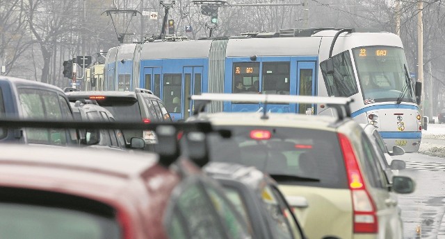 Na wielu skrzyżowaniach we Wrocławiu tramwaje mają wciąż zielone światło, a kierowcy aut stoją długo na czerwonym
