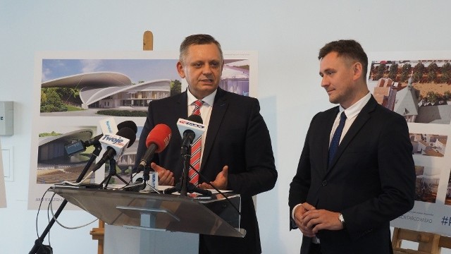 Prezydent  Koszalina Piotr Jedliński przedstawił kolejną część swojego programu wyborczego. Tym razem zaprezentował kompleksowy plan przebudowy Śródmieścia. - Najważniejszym miejscem Koszalina jest jego centrum - katedra i rynek. Tak było od wieków. Niestety, kilkadziesiąt lat temu podjęto decyzje o wyburzaniu kamienic i zmianie charakteru Śródmieścia. Umożliwiło to powstanie szerokich arterii i 4- pasmowych „autostrad”, które sprawiły, że przejście przez ulice staje się naprawdę poważnym wyzwaniem - mówi prezydent Piotr Jedliński. - Co zrobiliśmy, by się przygotować do nadchodzących zmian? Po pierwsze, zbudowaliśmy wewnętrzną obwodnicę, która umożliwia przejazd przez miasto bez konieczności wjeżdżania do centrum. Po drugie, przebudowaliśmy drogi krajowe i główne ulice - al. Armii Krajowej, ul. Krakusa i Wandy, Gnieźnieńską. Na ukończeniu jest duża, zewnętrzna obwodnica miasta, odcinek S6. W perspektywie kilku lat ruch tranzytowy przez miasto zniknie. Plan dla Śródmieścia to cztery elementy - ulica Zwycięstwa i Dworcowa; targowisko przy ul. Połczyńskiej i teren po Manhattanie; Park Książąt Pomorskich z nowym amfiteatrem; parkingi wielopoziomowe.  -    Przebudujemy ulicę Zwycięstwa - zapowiada prezydent. - Ograniczymy  ruch, posadzimy drzewa i założymy piękne kwietniki. Ulica Zwycięstwa stanie się wizytówką miasta - obiecuje. -    Targowisko przy ul. Połczyńskiej - wiele miesięcy trwały konsultacje z kupcami. Dziś przystępujemy do realizacji projektu z podziemnym parkingiem i kawiarnią. Przy ulicy Grunwaldzkiej i Połtawskiej powstaną wielopoziomowe parkingi.    Przy ul. Drzymały  (czyli dawny Manhattan - dop. red.) powstanie kompleks handlowo - mieszkalny. Uchwaliliśmy nowy plan zagospodarowania dla tego terenu - dodaje prezydent. - Kolejna sprawa - zabiegamy o remont dworca. Zbudowaliśmy już centrum przesiadkowe. Rozpoczęliśmy także remont ulicy Dworcowej, obecnie trwają prace w tunelu podziemnym.  I nasz amfiteatr - mamy projekt i finansowanie, niebawem rozpoczniemy remont obiektu. Wizualizacje na kolejnych slajdach