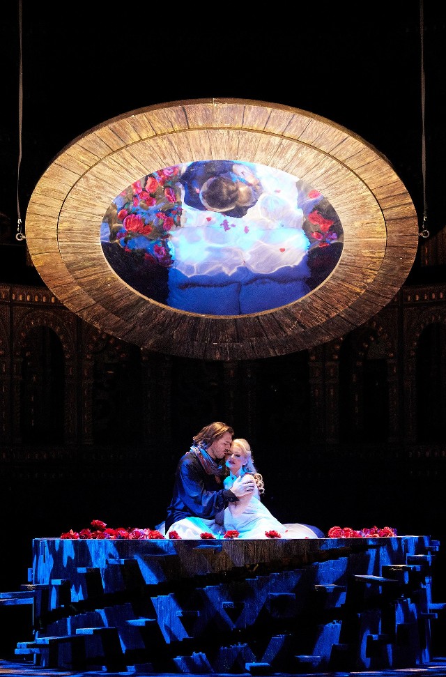 Andrzej Lampert (Romeo) i Katarzyna Mackiewicz (Julia) na małej scence, na której rozgrywały się najważniejsze sceny opery
