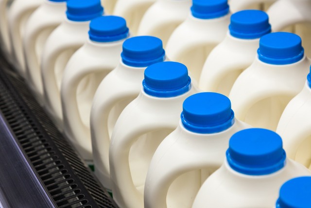 Ceny w skupach rosną, te w sklepach również. Ile dziś kosztuje mleko?