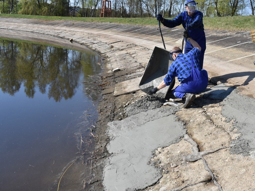 Trzebinia. Niebezpieczne pęknięcie na zaporze zalewu Chechło. Kompleksy wypoczynkowe zmienią właścicieli [ZDJĘCIA]