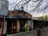 Ogromne straty po nocnym pożarze garaży w Dobiegniewie. Interweniowało osiem zastępów straży 