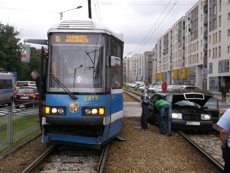 Wrocław: Wypadek na Pułaskiego. Zderzenie tramwaju z samochodem (ZDJĘCIA)