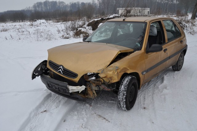 Na prostym odcinku zdarzyły się citroen saxo i opel astra.