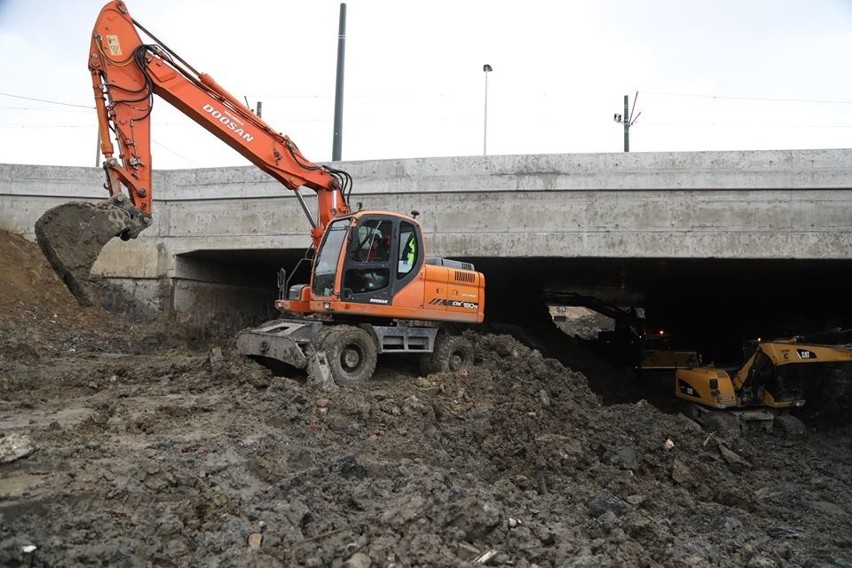 Kraków. Budowa Trasy Łagiewnickiej. Na ukończeniu jest nowy most w ulicy Zakopiańskiej [ZDJĘCIA]