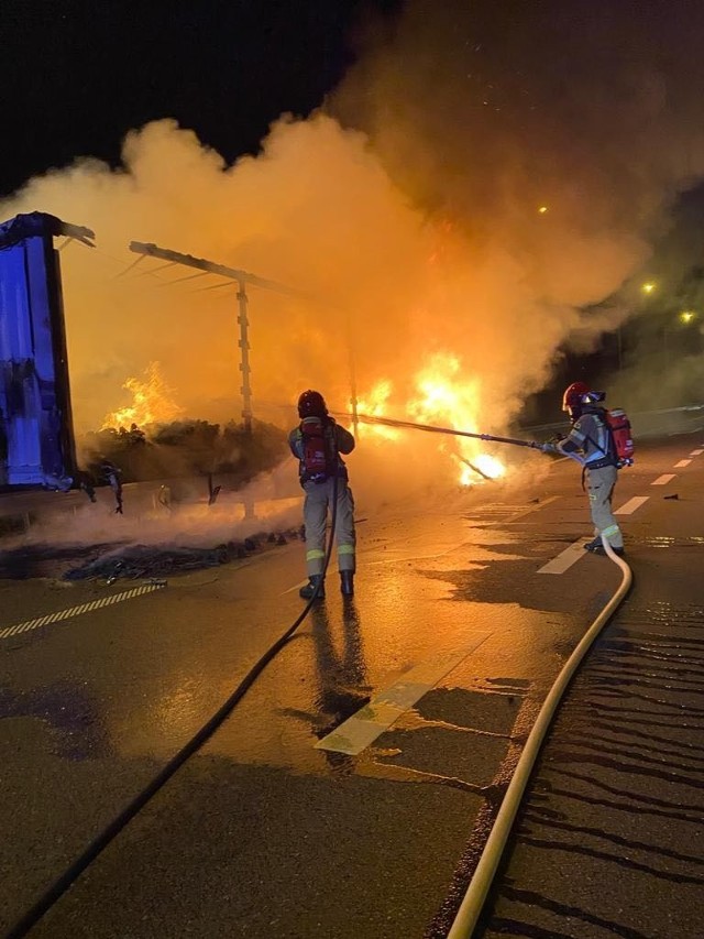 Naczepa ciężarówki stanęła w ogniu we wtorek (26 lipca) koło północy.