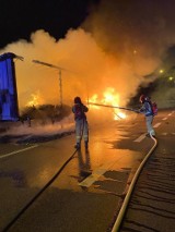 Korek na autostradzie A4 pod Wrocławiem. Trwa usuwanie wraka spalonej ciężarówki [ZDJĘCIA Z POŻARU]