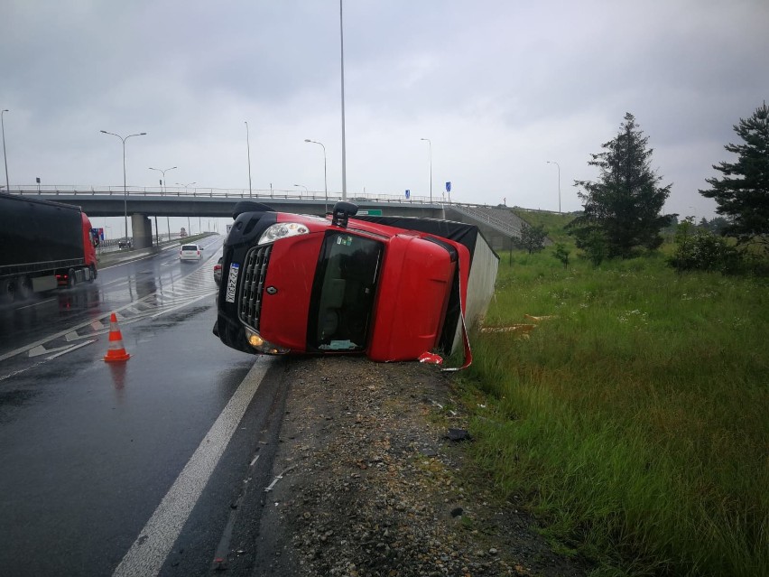 Wypadek na AOW. Meble wysypały się przy zjeździe z autostrady (ZDJĘCIA)