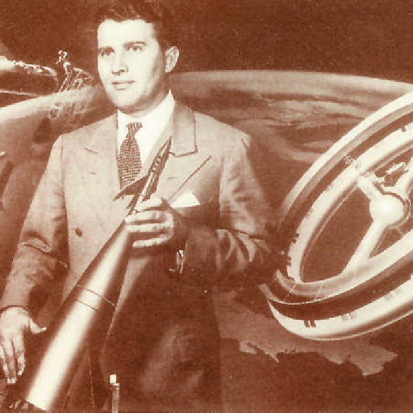 Von Braun z modelem trzystopniowej rakiety kosmicznej. Za...