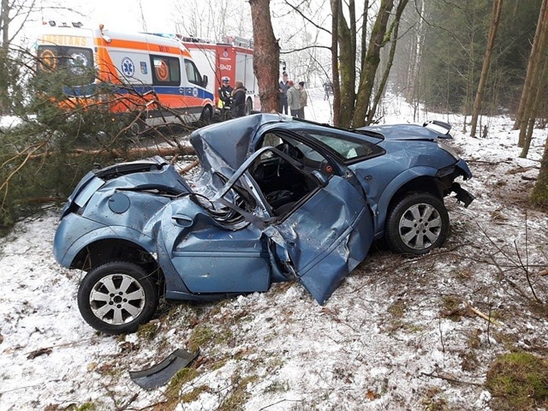 Dobrzyniówka. Wypadek w gminie Jasionówka. Trzy osoby...