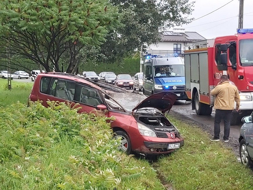 Rzeszów. Samochód osobowy wpadł do rowu na ul. Kwiatkowskiego [ZDJĘCIA]