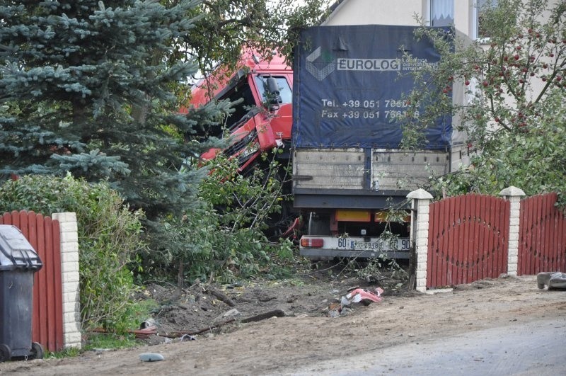 Tir po zderzeniu przejechał jeszcze ponad 100 metrów....