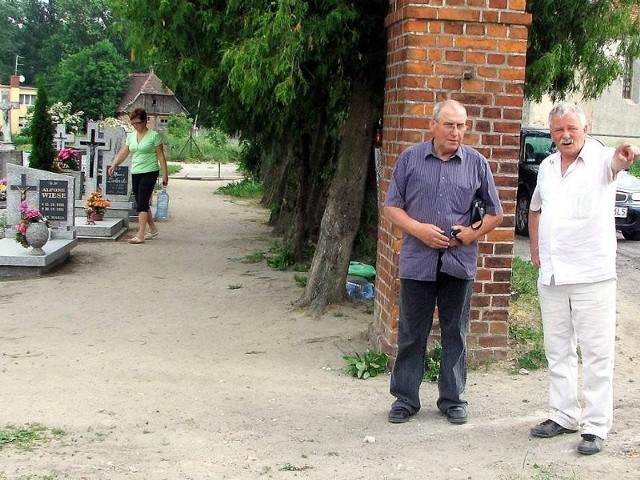 Na pierwszym planie Jan Antczak i Stanisław Piłka, którzy zabiegają o ogrodzenie cmentarza. W tle przy pomniku Emilia Kozek.
