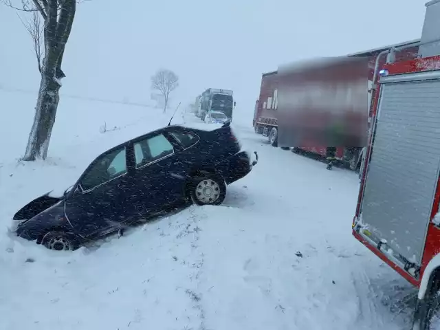 Popowo. Wypadek zablokował DK61. Ciężarówka zderzyła się z osobówką. Dwie osoby ranne