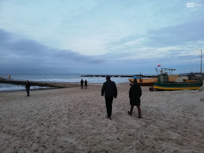 Święta w Niechorzu. Spacerowiczów na plaży nie brakowało. Zobacz zdjęcia! 