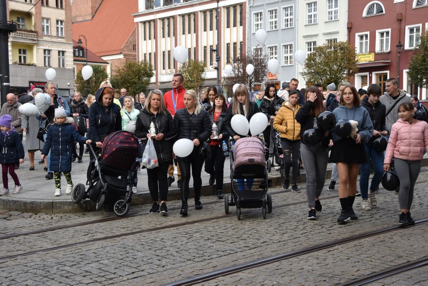 Marsz pamięci malutkiej Adusi z Grudziądza. Pod kamienicą...