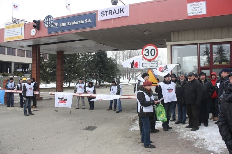 Strajk generalny w Zawierciu: Związkowcy zablokowali wjazd do Huty CMC [ZDJĘCIA]