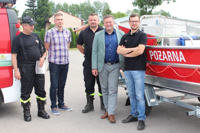 Ochotnicza Straż Pożarna w Sokolnikach dostała łódź ratowniczą