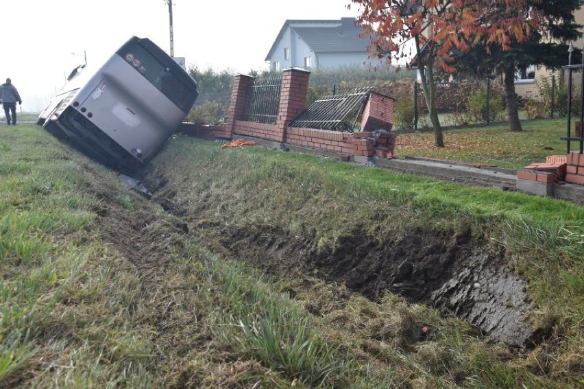 Śrem: Autobus zjechał do rowu i rozbił się o płot