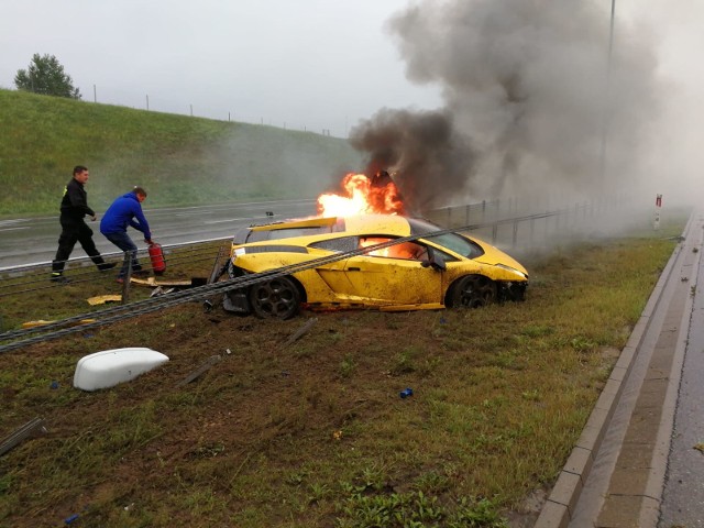 Lamborghini Gallardo rozbiło się na barierach energochłonnych na autostradzie A1 w okolicach Torunia na nitce w kierunku Łodzi. Do zdarzenia doszło w okolicy węzła Lubicz.ZDJĘCIA I WIĘCEJ INFORMACJI - KLIKNIJ DALEJ
