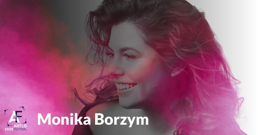 Wokalistka jazzowa Monika Borzym przy akompaniamencie...
