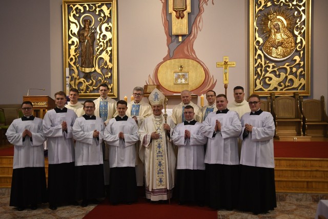 Biskup Marek Solarczyk towarzyszył alumnom podczas przyjmowania przez nich stroju duchownego. Zobacz zdjęcia z uroczystości>>>
