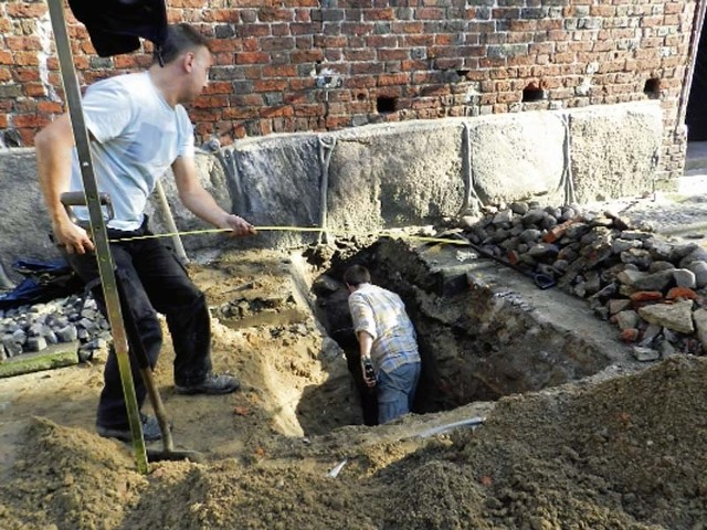 Archeolodzy odkryli przy fundamentach m.in. oryginalną posadzkę kościoła ułożoną z bruku.