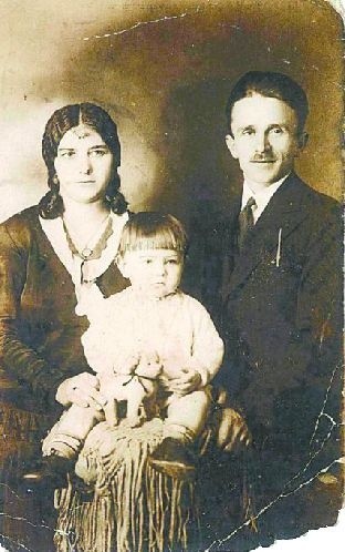 Stryj, rok 1934. Dwuletni Zdzisław Kocurkiewicz z rodzicami...