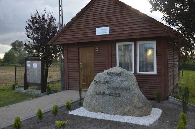 Przed wiejską świetlicą stanął okolicznościowy kamień upamiętniający 80-lecie Drzonówka
