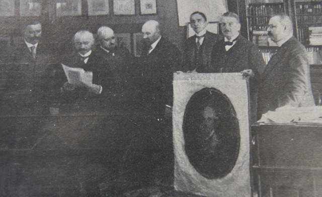 Przekazanie odzyskanego portretu w rezydencji księcia Woronieckiego w kwietniu 1914 roku. Dwaj toruńscy policjanci stoją po prawej stronie, książę - czwarty z lewej