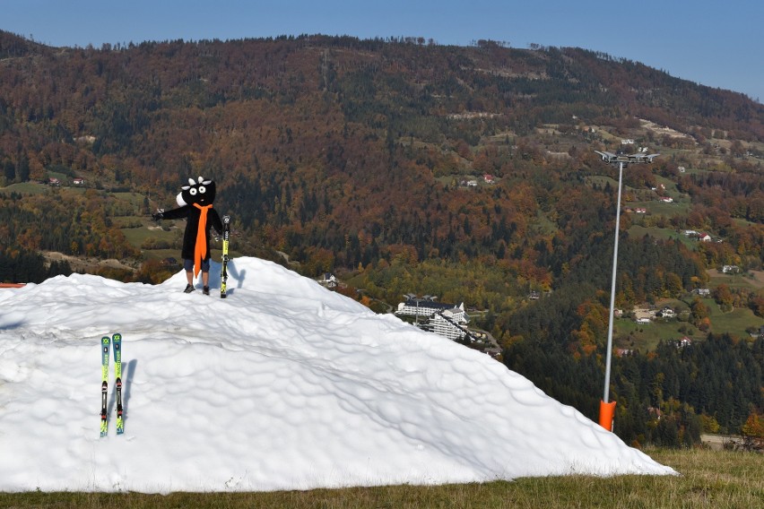 W Szczyrku jest coraz więcej... śniegu. To nie żart! Beskid Sport Arena szykuje się na narciarzy ZDJĘCIA