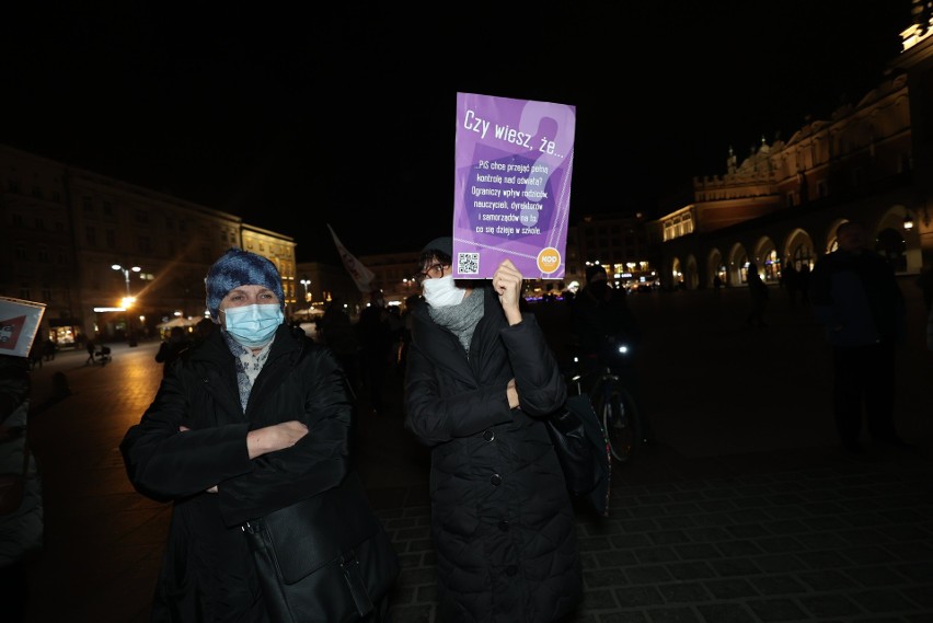 Protest w Krakowie przeciwko zmianom w prawie oświatowym