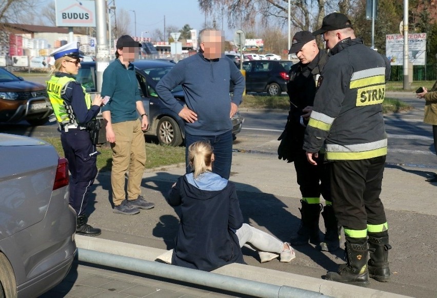 Wypadek trzech aut na al. Brucknera we Wrocławiu. Jedna osoba ranna, duże utrudnienia [ZDJĘCIA]