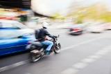 Jazda motocyklem pomiędzy autami, a polskie prawo