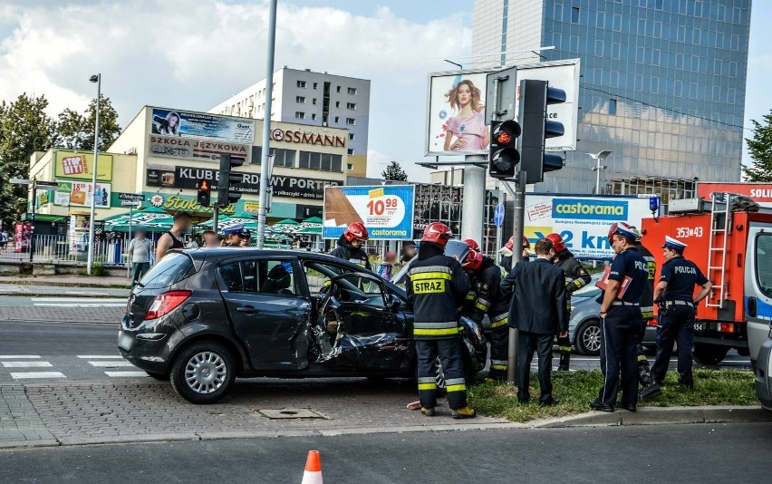 Wypadek w Częstochowie: Wjechał pod tramwaj. Twist o wartości 7 mln zł do naprawy [ZDJĘCIA]