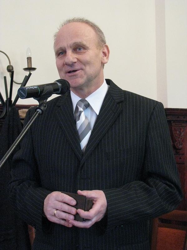 Zbigniew Kubasik zapowiedział, że dalej będzie walczył o renowację szkoły.