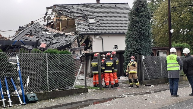 W wyniku wybuchu dwukondygnacyjny dom  w Kobiernicach został częściowo zniszczony. Nie nadaje się do mieszkania.Zobacz kolejne zdjęcia. Przesuwaj zdjęcia w prawo - naciśnij strzałkę lub przycisk NASTĘPNE