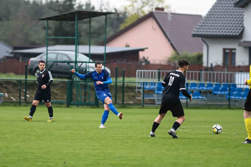 Olimpia Zambrów (na niebiesko) wygrała w Michałowie 4:1