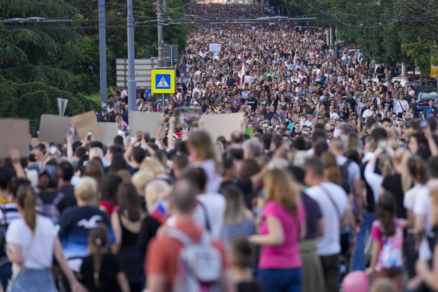 Protesty w Serbii. Ludzie wyszli na ulice, by wyrazić sprzeciw wobec polityki rządu