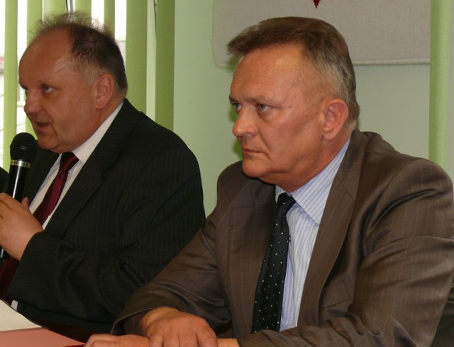 Zbigniew Rogowski na środowej sesji Rady Powiatu, z mikrofonem przewodniczący Ryszard Andres.