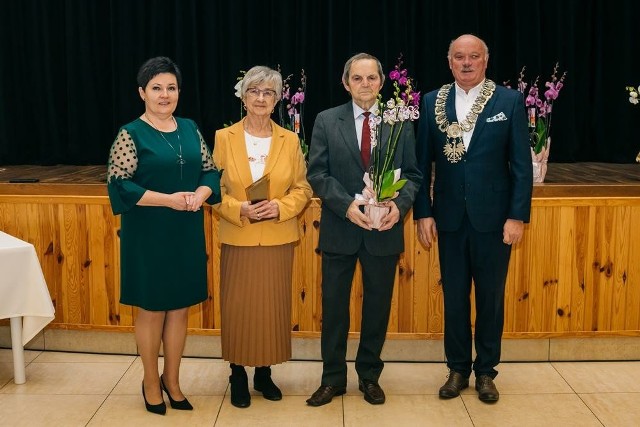 Złote i diamentowe gody w Żarkach. Pary odebrały medale i wzniosły toast