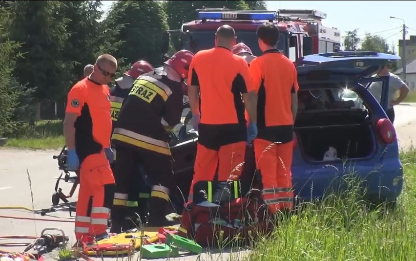 Wypadek w Jeszkowicach. Bela materiału przygniotła kierowcę! (FILM, ZDJĘCIA)